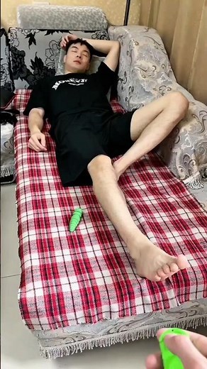 Dad thinks the toy is a snake 😁 | Hilarious joke upon waking up 🐍😂