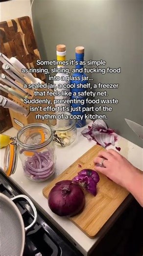 Preventing food waste starts with simple kitchen habits!
