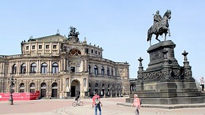 Semperoper, Weihnachtsstollen, Frauenkirche - und BORA in the air: Dresden hatte vom 19. bis 21. April 2018 eine Attraktion mehr. Platziert, direkt neben der Augustusbrücke am Elbufer, begeisterten wir bei schönstem Wetter in 30 Metern Höhe viele interessierte Gäste vom Prinzip BORA. Unsere BORA Cooking Chefs Axel Holtz und Bodo Mager zauberten leckere Snacks. Und die BORA Revolution Tour geht weiter... // Semper opera, christmas "stollen", Frauenkirche - and BORA in the air: Dresden had one mor