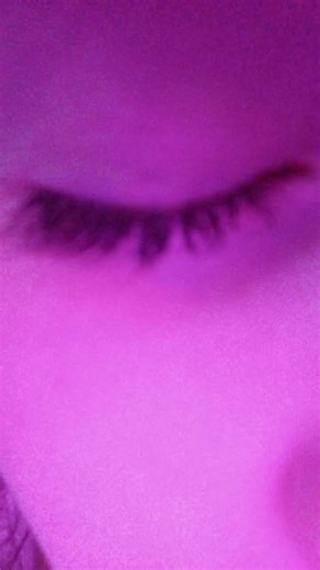 why is the screen blinking😭