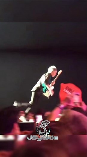 Keith Richards falls on stage #keithrichards #therollingstones #rocknroll #shorts #jsyakie