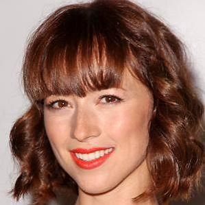Karine Vanasse – Age, Bio, Personal Life, Family & Stats | CelebsAges