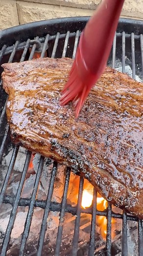 🔥 Skirt steak over Firebrand BBQ charcoal, the only way to do it! I set up the BBQ indirect so I can pull the steak away from the flames if it needs a breather… but that direct fire gives you those insane smoky edges we love. Seasoned simply with @melach.koshersalt salt, pepper, garlic powder, dried oregano & parsley then grilled 3–4 minutes a side until it hits that perfect 135°F internal temp. And the MOST important step? Slice against the grain otherwise those long muscle fibres will fight b