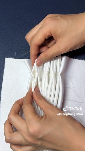 Smocking mẫu ô vuông thần thánh: mẫu này sẽ lâu hơn các mẫu khác vì có thêm một bước sơ lược ban đầu. Sau khi smocking xong mọi người rút hết đoạn chỉ lược ban đầu đi nha :D Bộ môn này ko đòi hỏi kỹ thuật cao chỉ cần các bạn kiên trì đến cuối cùng thôi! Chúc các bạn thành công!#smocking #draping #trending #mayva #kim #chi #handmade #vayxinh #drap #xuhuong