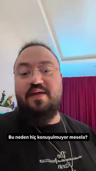 Jahrein’den okuldaki silahlı saldırı sonrası dikkat çeken çıkış: “Ben düşünüyorum da o polis düşünemiyor mu?”♦️ “Bakın benim 3 yaşında çocuğum var. Silahım dolabın üzerinde. Kilidi var, parmak iziyle açılıyor.”♦️ “Bu benim 3 yaşındaki çocuğuma aldığım önlem. Velev ki silahı açtı, bunun içinde mühimmat da yok.”♦️ “Mühimmat ayrı kilitli bir kutuda tutuluyor.”♦️ “Büyüyünce silah dolapları var, açmaya çalışınca sahibine şifre gönderiyor.”♦️ “Bunu ben düşünüyorum da o polis düşünemiyor mu?”