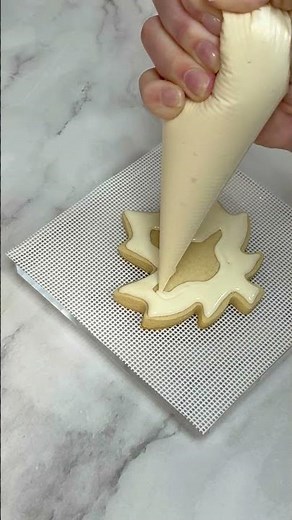 Maple Leaf Royal Icing Cookies #maple #Royal Icing #fallbaking