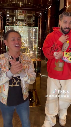 Don’t yall ask me what side I’m on … no beef 🙅🏻‍♂️ , I supply the Grill only 😂🤞 #DiamondBoyz #Drake #viral #johnnydang #grillz