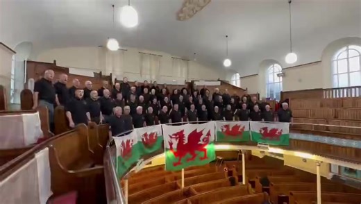 At the end of our recording session last night we sang through a couple of choir favourites such as this; Gwahoddiad. Accompanied by Clive Phillips of Côr Meibion Pontarddulais Male Choir and conducted by Stewart Roberts. Happy Friday all! 🎶🏴󠁧󠁢󠁷󠁬󠁳󠁿🎹🎥 | Treorchy Male Choir