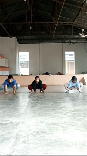 Workout Game (Frog Walk)#yoga #frogwalk #motivation #yogainsipiration #yogaexercise #workoutgame