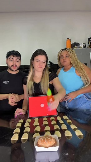 Spicy Chilli Hamburger Challenge | Deni Medeiros