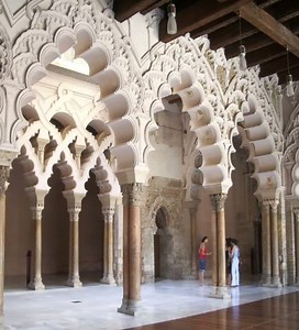 ¿Conocéis la Aljafería? Este sensacional palacio mudéjar es la única construcción islámica de la época de Taifas que se conserva en España. ¡Todo un tesoro! 👉 http://bit.ly/Castillos-de-Zaragoza | España Fascinante