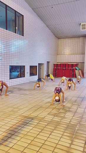 小学生から大学生までみんなで一緒に練習💪🏻💪🏻身体作りは大切です！！お姉さんについていくぞー😆！#artisticswimming #synchronizedswimming #アーティスティックスイミング #シンクロナイズドスイミング #スイミングスクール#茨城県#スイミング習い事