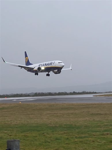 Ryanair pilots preforms an incredible landing during strong crosswinds 💪 #bristolairport #ryanairlanding #ryanair #b737max