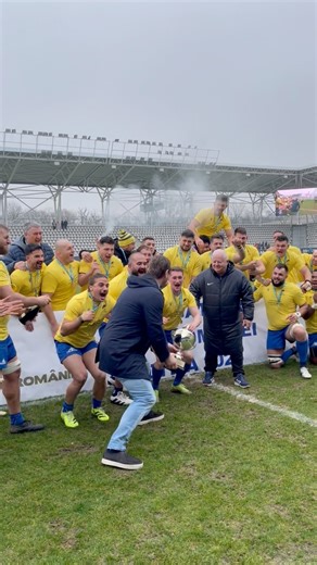 🏉🏆🎉 Să începem săptămâna prin a revedea momentul în care SCM USV Timișoara a primit Cupa României, ediția 2025, în urma finalei disputată sâmbătă, cu CSM Știința Baia Mare. #RugbyRomania | Rugby Romania