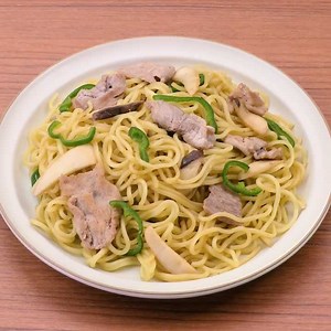 少ない材料でできる♪ ピーマンとエリンギの焼きそばのレシピ動画・作り方 | デリッシュキッチン