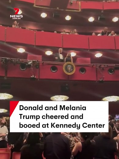 Trump y Melania llegan al Kennedy Center bajo protestas