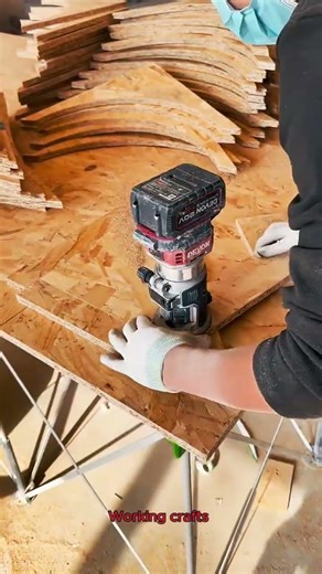 Sawing a board with a hand router along an arc