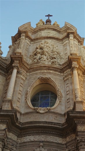 Il Santo Graal si trova a Valencia… insieme a secoli di storia che hanno segnato la città. 🕯️ 🏛️ Vieni a scoprirlo durante la tua visita nel Terzo Anno Giubilare del Santo Graal! ✨ https://www.visitvalencia.com/it/santogrial #VisitValència #València | Visit València- Spagna