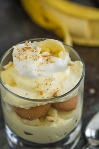 Quick, easy & delicious, Joanna Gaines Magnolia Bakery Banana Pudding Recipe is always a hit at a cookout or potluck. This easy banana pudding can be whipped up in just 10 minutes! . please share Full printable recipe here> https://www.callmepmc.com/joanna-gaines-magnolia-bakery-banana-pudding-recipe/ | Call Me PMc - Easy Recipes