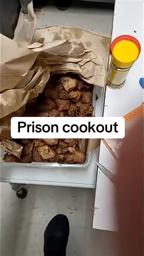 Prison Style Cookout 🔥 #prisonlife