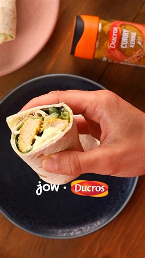 Le wrap au curry qui change tout  Simple, rapide et délicieux : du poulet mariné au Curry Poudre Ducros, du yaourt, un peu de croquant… Le combo parfait pour les déjeuners pressés.  : Retrouvez la recette du Wrap de poulet au curry sur l’app ou sur jow.fr. | Jow | Facebook