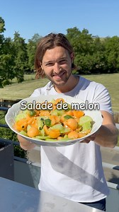 Salade melon/concombre 🌱 Une recette simple et tellement fraîche pour l’été! ☀️ Ingrédients: - 1 melon de taille moyenne - 1 concombre de taille moyenne - 30g de noix de cajou concassées - Une poignée de menthe fraîche - 1 citron vert pressé - 1 filet d’huile d’olive - Quelques feuilles de basilic (optionnel) #thecheftomy #vegan #recettesvegan #veganfrance #melon #concombre #salade | The Chef Tomy