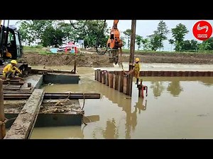 Pemancangan Steel Sheet Pile di Sungai Menggunakan Excavator Vibro