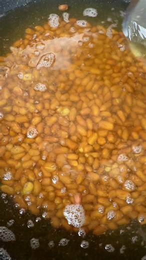 고스트 마라찌의시그니처 메뉴 ‘마라찌’에들어가는 땅콩은마라찌 아저씨가 직접 볶습니다!고소함은 그냥 만들어지는 게 아닙니다.작은 재료 하나도 직접 손을 거쳐야진짜 맛이 시작되니까요.