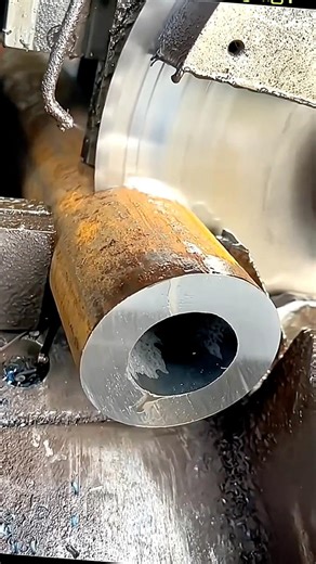 Round steel cutting machine, round steel processing machine, round steel cutting machine