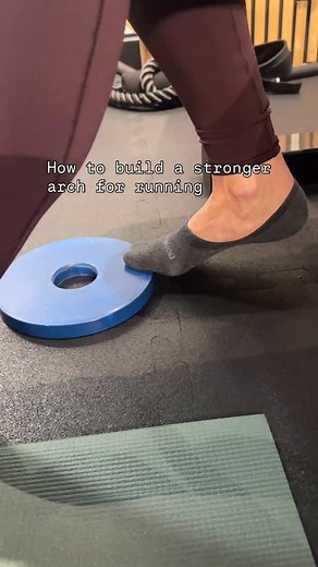 The flexor hallucis longus (FHL) is a muscle that attaches from your big toe joint all the way up to your shin. It plays a role in shaping your arch. Most people train this muscle by doing towel scrunches. While the idea is great, it is not challenging enough to make a difference for runners. Thank you @karengriffinwellness for the great demonstration! #footarch #pronation #supination | PhyziX