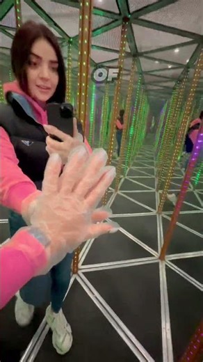 This Simple Trick Saved Her in a Mirror Maze 😳🪞