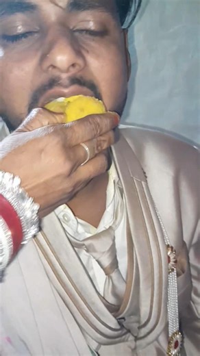 laddo mahu ma nahi hath ma 😂