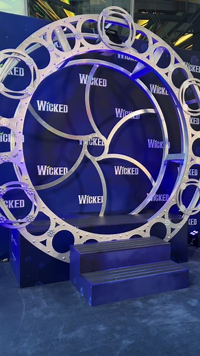 Capturing Glinda's Magical Bubble at the Sydney Lyric Theatre