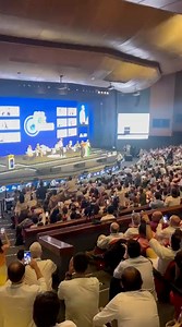 Durante el Congreso Empresarial Colombiano de la ANDI en Cartagena, Daniel Quintero irrumpió con una bandera de Palestina, recibiendo abucheos y gritos de “fuera” por parte del público antes de ser retirado por seguridad. | CAUCA al DÍA