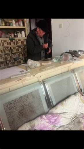 #中药吃生活的苦还不够，还要吃中药的苦，本该喝茶的年纪确喝起了中药人生百味唯药最苦……