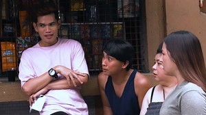 MISIS, PINAGTSISMISANG NABUNTIS NG IBANG LALAKI HABANG NAGTATRABAHO SA MALAYO SI MISTER! Dahil kailangang kumita ng pera, napilitan si Buboy na magtrabaho sa barko at pansamantalang iwan ang asawang si Chit. Ilang buwan ang nakalipas, napansin ng mga tsismosang kapitbahay ang pagtaba ni Chit. Dahil dito, ipinagkalat na nilang nabuntis ito ng ibang lalaki! Huwag palalampasin ang natatanging pagganap nina Joyce Ching (CHIT), Dave Bornea (BUBOY), Briana Bunagan (JONA), Viveika Ravanes (MARY ANNE), 