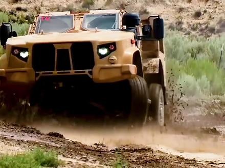 军用秦天柱！美国M1070坦克运输车的性能有多么强悍