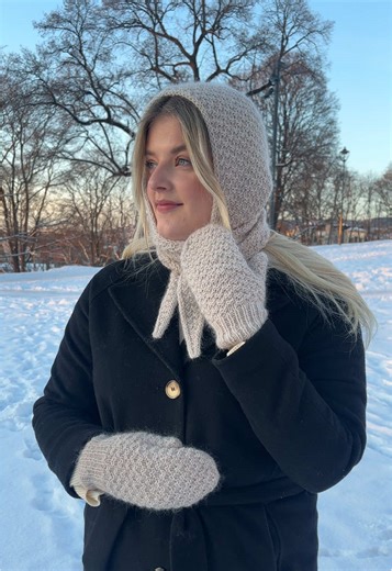 I love matching sets! Here is the small Amelia Hood with matching mittens ❄️ You can find the patterns in both English and Norwegian on my website 🤍 #knittok #knittingpatterns #modernknits #matchingknits #hoodedscarf