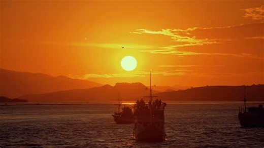 Aqil muhamad affif on Instagram: "Kenapa harus Log profile dan 10-bit 4:2:2 ? LOG PROFILE: Dynamic rangenya lebih luas, memudahkan untuk mengatur shadow, contrast dan highlight, dengan hasil warna yang flat justru lebih mudah untuk diedit. 10-BIT: Kalau kamera kalian support 10 bit, aku saranin lebih baik pakai 10-bit daripada 8-bit, karena bisa menampilkan 1 miliar warna dibandingkan 8-bit yang hanya punya 16,7 juta warna, sehingga gradasi warna lebih halus, gak gampang muncul banding/garis pat