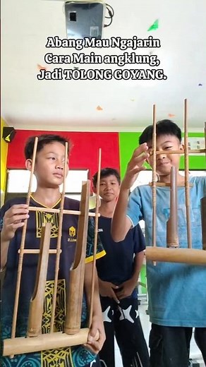 Teaching how to play the angklung "Goyang" 😋 #nugiapria #schooltime #comedy