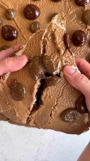 Partagez ce 🍪 XXL avec votre partenaire gastronomique préféré! #cedricgrolet