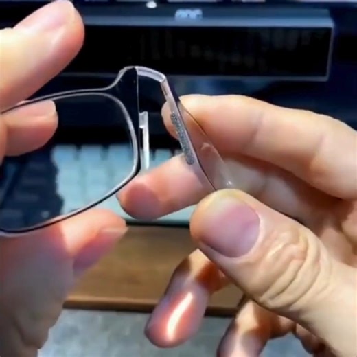 Unlock perfect vision on the go with our revolutionary Keychain Case Readers! 🔑👓 Never lose your glasses again – just attach, grab, and go. #ThinOptics #KeychainReaders #VisionOnTheGo #NeverLoseYourGlasses | ThinOptics