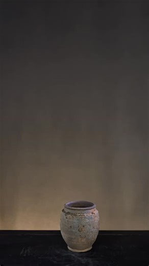 Akiko Family's Garden on Instagram: "Master the art of Chinese flower arrangement with this elegant lotus tutorial: Step-by-step guide for summer home decor 🪷 Traditional Chinese flower arrangement (Zhongshi Chahua) captures the serene essence of summer. Materials used: Fresh lotus flowers, broad lotus leaves, and a shallow ceramic vessel with a pin frog (kenzan). This design emphasizes "liu bai" (negative space), allowing the natural curves of the lotus to breathe. Pro tip: Lotus stems are hol