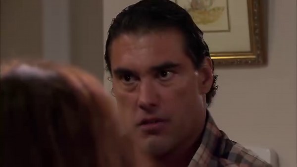 4.3M views · 110K reactions | ¡Ella estaba en los brazos de él!  Nelson sorprende a Victoria y Arriaga juntos y en una situación muy sospechosa.  #AmoresVerdaderos por #TLNovelas | tlnovelas | Facebook