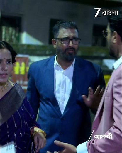 রাস্তায় মেয়ে উমাকে একলা দেখে হতবাক আদি #RastayeMeyeUmakeEklaDekheHotobakAdi #Anondi #ZeeOnTheGo https://zee5.onelink.me/RlQq/fbDownloadZEE5App "দেখুন #Anondi সোম - শুক্র @ 10:15pm শুধুমাত্র #ZeeBangla আর #Zee5 অ্যাপে যে কোন সময়, যে কোন জায়গায়।" | Zee Bangla