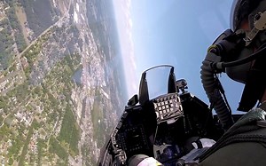准第一视角(过肩视角) 驾驶 F-16 战斗机