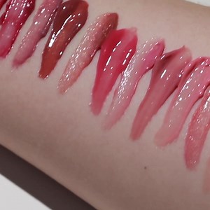 Unser MINERALIST Lip Gloss-Balm ist der neue beste Freund Deiner Lippen.💋 Er sieht aus wie ein Gloss, fühlt sich aber an wie ein Balm für 50% weichere Lippen nach einer Woche benutzen. Welche Shade ist Deine liebste? #cleanbeauty #bareminerals #mineralist #glossbalm #veganmakeup #veganbeauty | bareMinerals