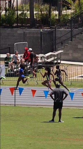 Melissa. Anavia. Kayla. Sha’Carri 👏 41.7 world lead to dominate the 4x100m 🇺🇸 #track #usatf