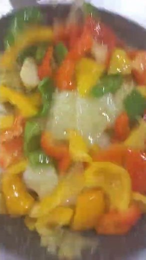 How to cook green cabbage and potatoes with fried colored peppers in an easy and fast way