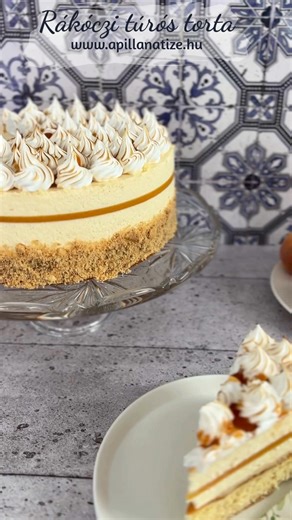 Rákóczi túrós torta is készült a héten ☺ Imádjuk 😍 Számos korábbi tortánknak javítjuk, és módosítjuk a receptjét, amik a következő nyomtatott kiadványunkban hamarosan elérhetőek is lesznek ☺, de az Rákóczi túrós receptje szerintünk nem igényel túl sok változtatást. Te elkészítetted már? | A pillanat íze